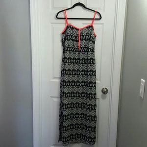 ⬇️Black and white tribal print dress